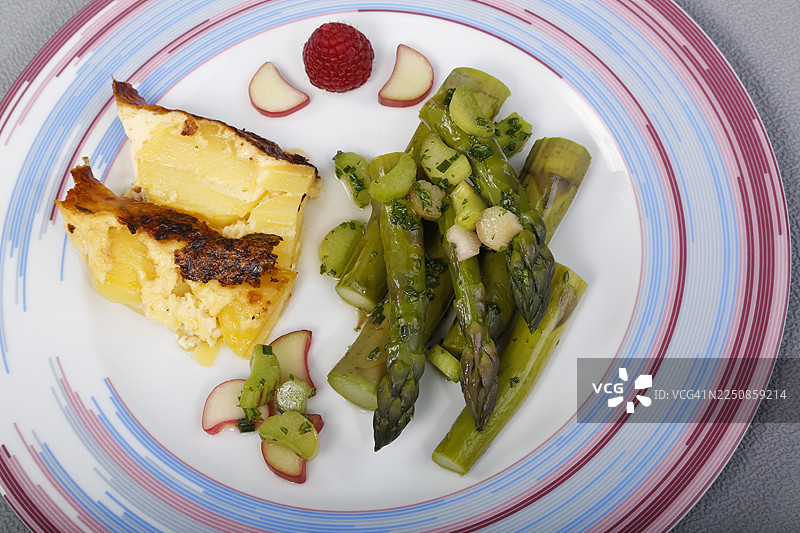 南德美食，芦笋配大黄醋汁和土豆焗饭，健康，蔬菜，装盘，素食，传统美食新演绎，美食摄影，影棚，德国图片素材
