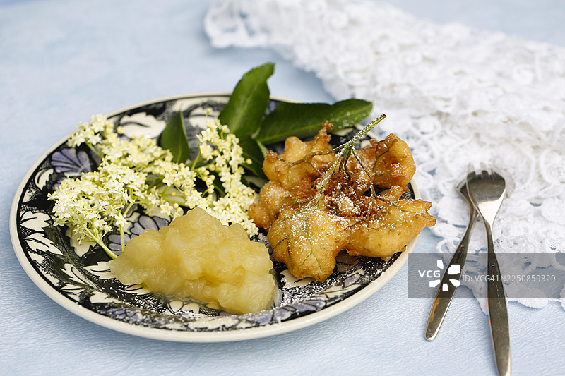 施瓦本美食，接骨木莓蛋糕配苹果酱，Hollerkiacherl，油炸面糊裹接骨木花，甜点，甜点，油炸，装在盘子里，奶奶的厨房，地方特色，家常菜，典型的施瓦本风味，经典食谱，传统美食，美食摄影图片素材