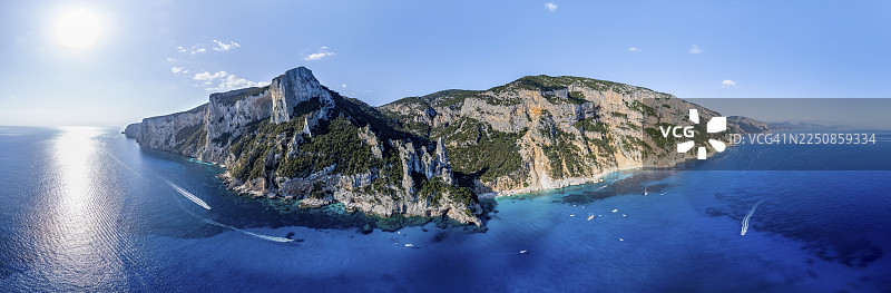 全景，风景如画的岩石海岸，有 L'Aguglia 尖峰的悬崖，蓝色的海和 Cala Goloritzé 海滩，鸟瞰图，奥罗塞伊湾，鲍内，撒丁岛，意大利图片素材