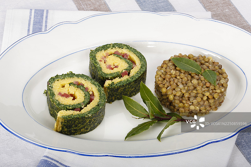德国南部美食，菠菜玉米糕卷配阿尔布施扁豆，盛放在托盘上，有月桂叶、扁豆蔬菜、熏肉、培根丁，健康，美食摄影，影棚，德国图片素材