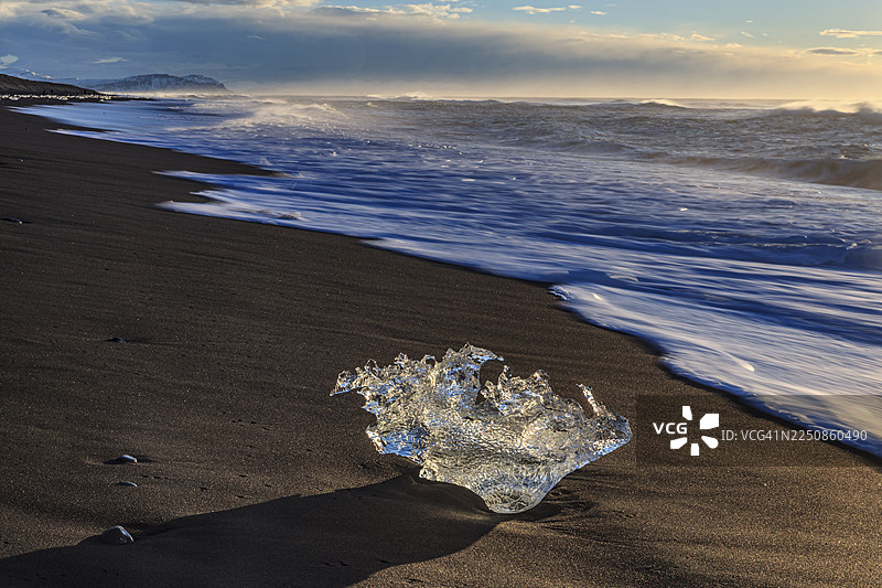 海滩上的浮冰，海浪，阳光明媚，晨间氛围，冬季，钻石沙滩，布雷达默克冰川湖，杰古沙龙冰河湖，冰岛图片素材