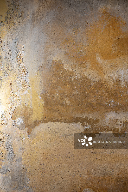 老墙的白色油漆正在剥落。图片素材
