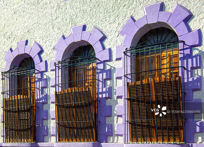 墨西哥，马萨特兰，历史悠久的市中心色彩斑斓的古老街道图片素材