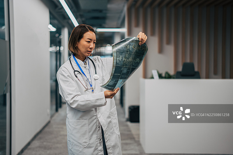 亚洲女医生在诊所检查X光片图片素材