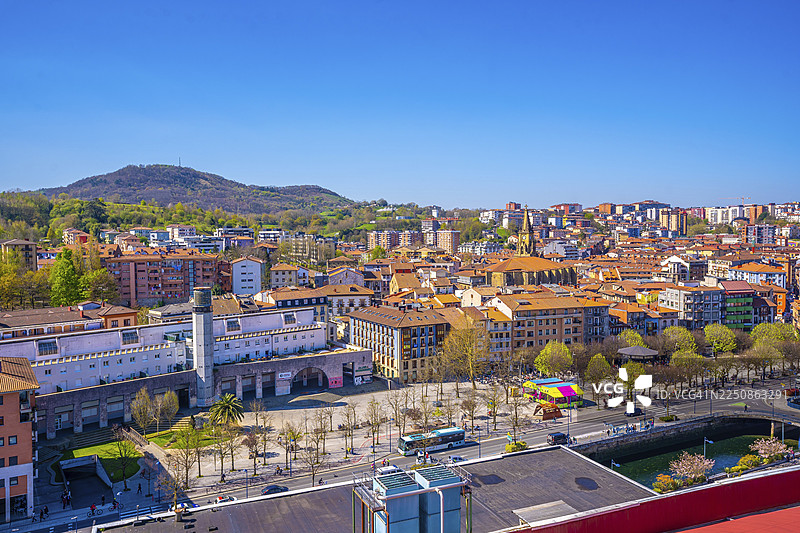 西班牙巴斯克地区吉普斯夸省埃伦特里亚市的城市天际线鸟瞰图。图片素材