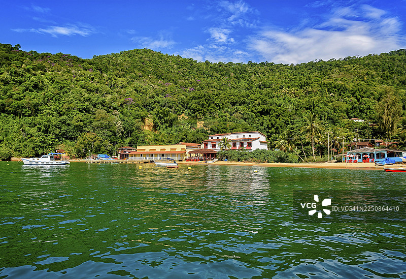 里约热内卢绿色海岸的红海滩以及大海与雨林交汇的景象，红海滩，格兰德岛，安格拉杜斯雷斯，里约热内卢，巴西图片素材
