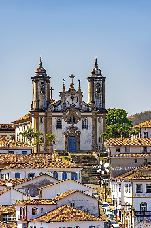 巴西米纳斯吉拉斯州历史名城欧鲁普雷图的景观，拥有古老的巴洛克式教堂和房屋图片素材