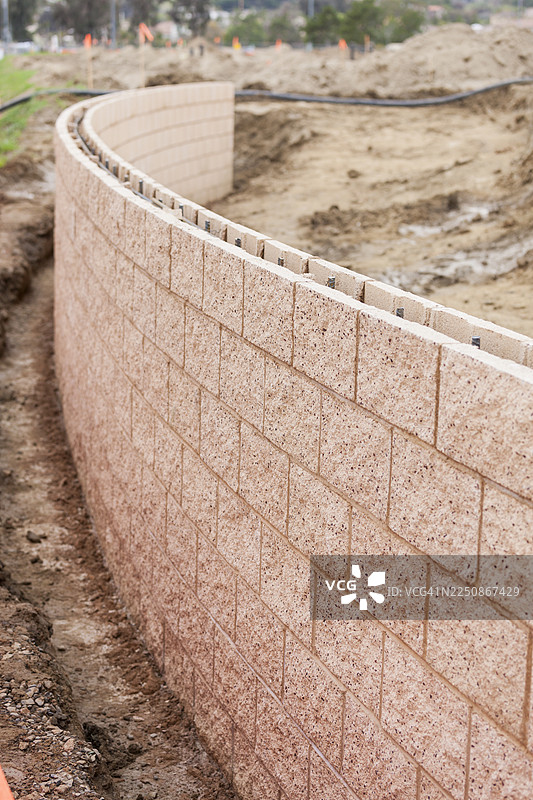 建筑工地上正在建造一个新修建的弧形户外挡土墙图片素材