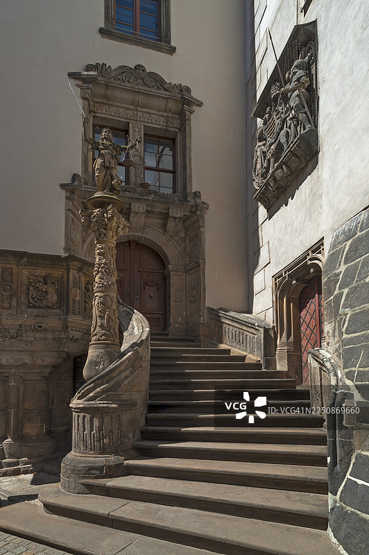 文艺复兴早期（1537年）市政厅楼梯，旧市政厅塔楼侧的Justitia女神，右侧是匈牙利国王马蒂亚斯·科尔维努斯（1488年）的纹章牌匾，格尔利茨下区，上卢萨蒂亚，萨克森图片素材