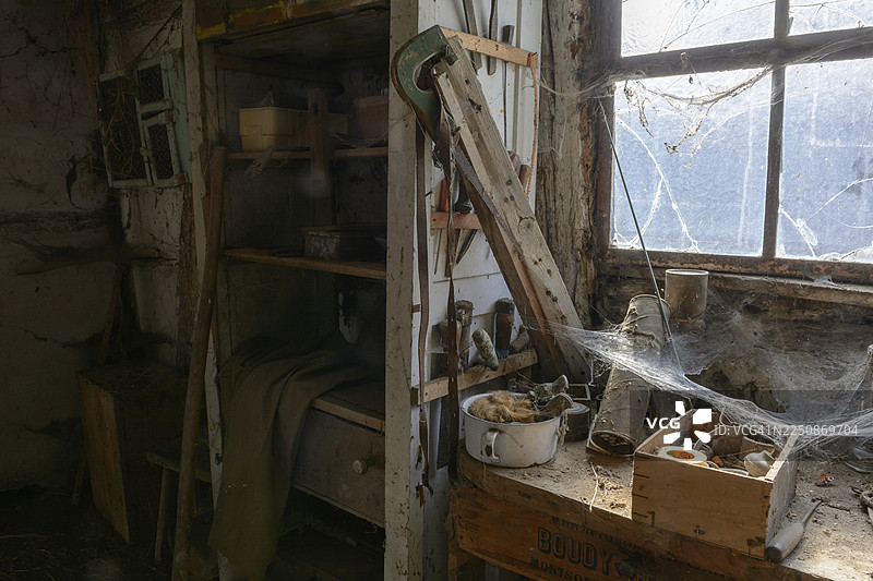 废弃之地，布满蛛网的旧车间图片素材