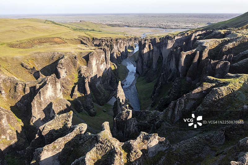 冰岛南部海岸，近科克尤拜尔的菲雅德拉冰河峡谷鸟瞰图，深邃的峡谷，凝灰岩图片素材