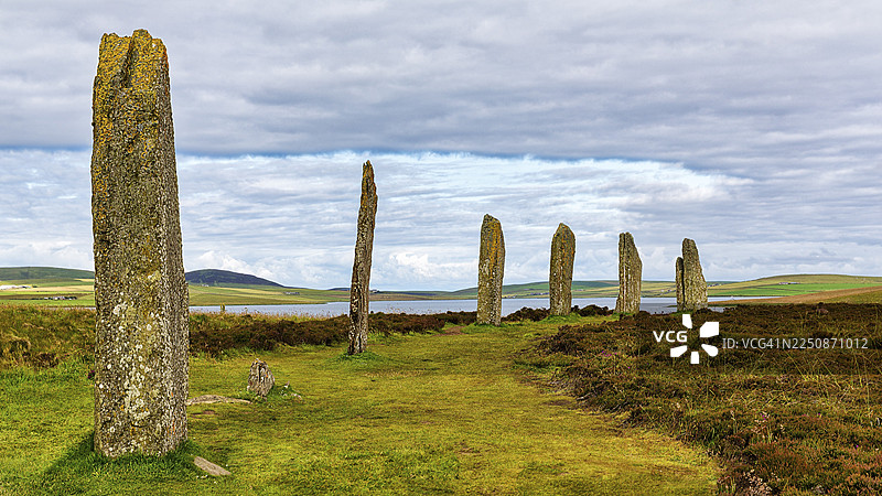 苏格兰奥克尼群岛梅恩兰岛的布罗德加石圈，尼奥利斯克石圈，在湖边图片素材
