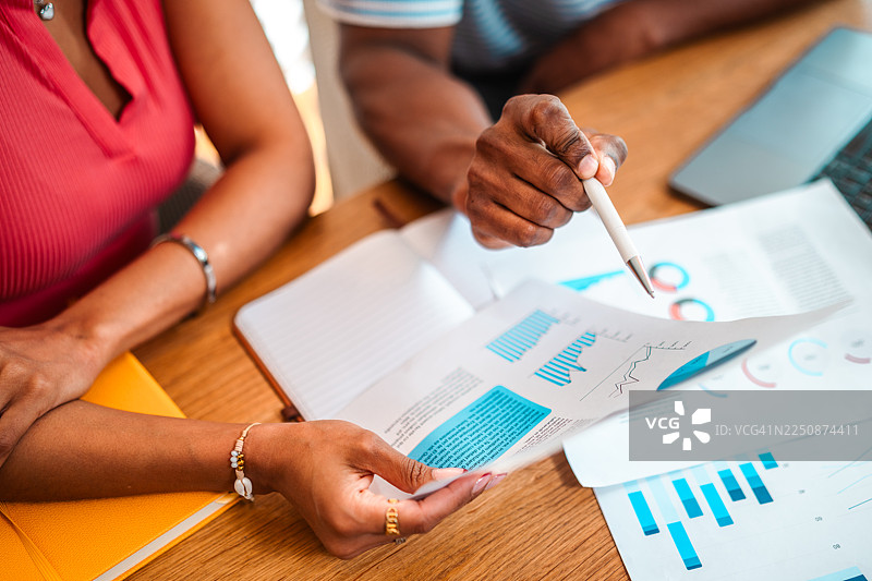 在家中书桌旁分析财务文件的订婚情侣图片素材