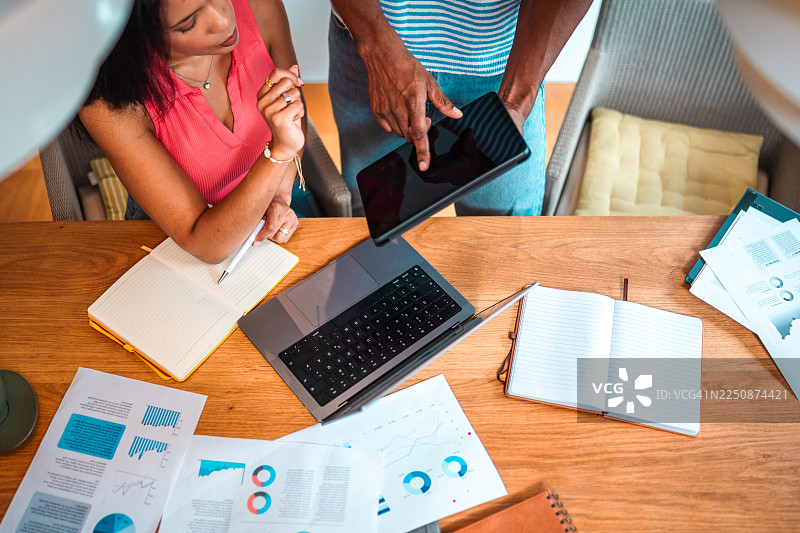 一对专注的中年夫妇正在一起分析财务文件图片素材