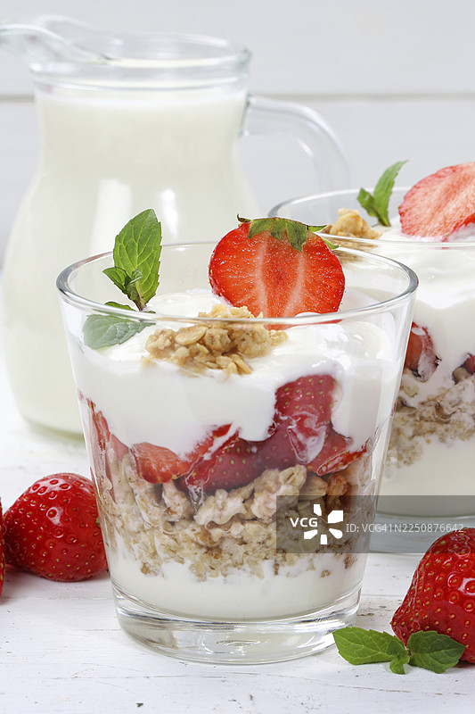 草莓酸奶，草莓，玻璃杯，水果，谷类麦片，早餐图片素材