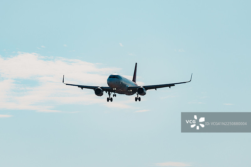 客机在空中飞行。图片素材