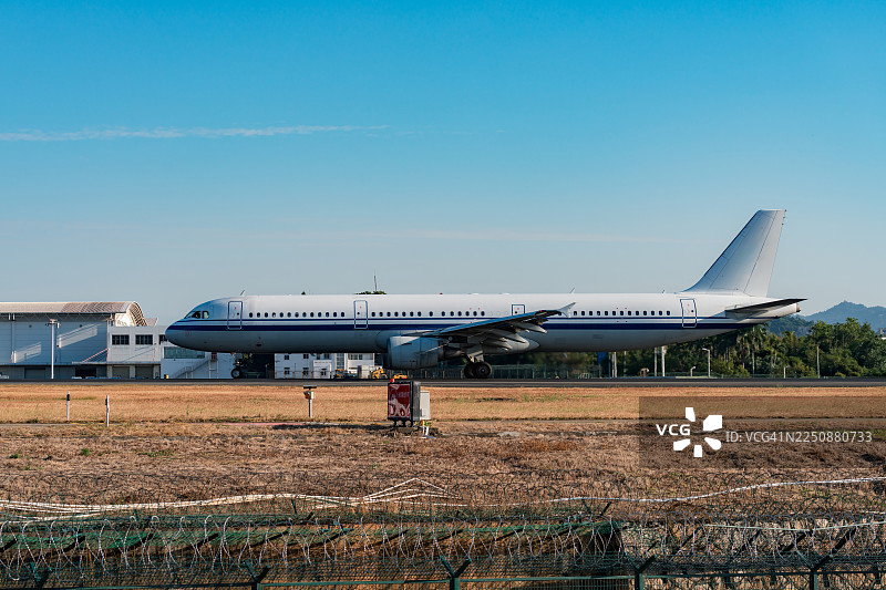 客机正在跑道上滑行，准备起飞。图片素材
