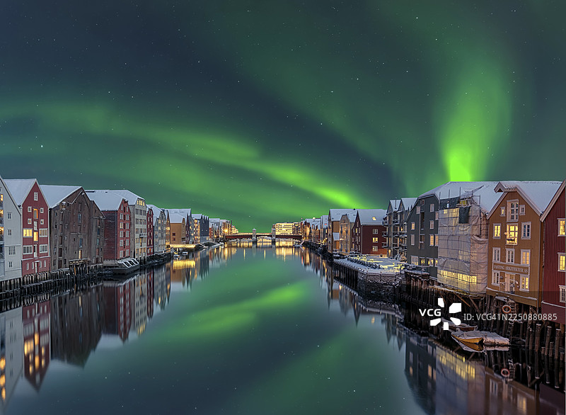 北极光，巴卡兰德特历史仓库，特隆赫姆，挪威图片素材