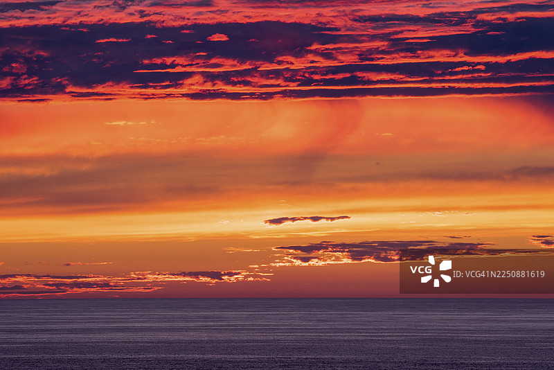 英格兰、英国康沃尔郡凯尔特海的康沃尔角日落海景图片素材