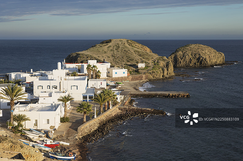 西班牙阿尔梅里亚省安达卢西亚省卡沃德加塔-尼哈尔自然保护区的拉伊斯拉特-德尔莫罗渔村图片素材