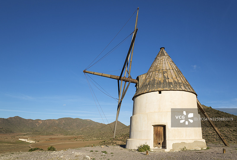 西班牙安达卢西亚阿尔梅里亚省卡沃德加塔-尼哈尔自然保护区的科列霍斯风车（Molino del Collado de los Genoveses）图片素材