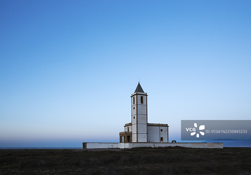 阿尔马德拉瓦·德·蒙特莱瓦教堂，也称为萨利纳斯·德·卡波·德·加塔教堂或圣米格尔教堂，黎明时分，阿尔马德拉瓦·德·蒙特莱瓦，卡波·德·加塔-尼哈尔自然保护区，安达卢西亚阿尔梅里亚省，西班牙图片素材