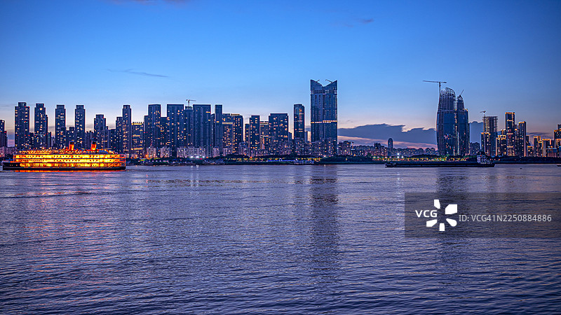 夜晚的现代化都市滨水天际线图片素材