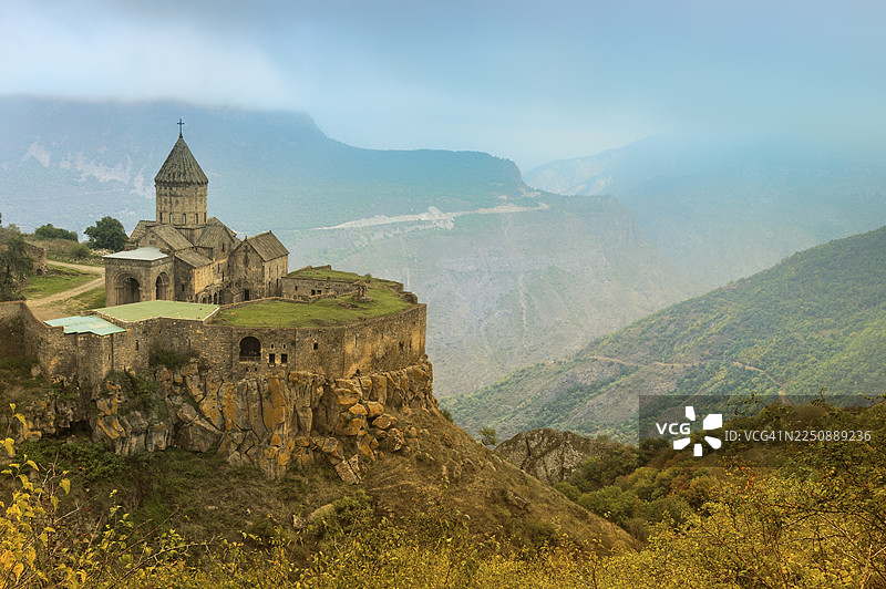 亚美尼亚使徒教会塔特夫修道院在群山环抱中的远眺，位于亚美尼亚锡尼克省图片素材