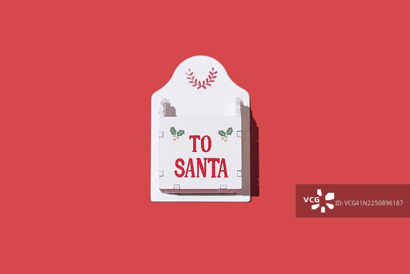 红底上白色木质圣诞装饰品，用于放置给圣诞老人的信件。圣诞节，复古，怀旧和庆祝。图片素材