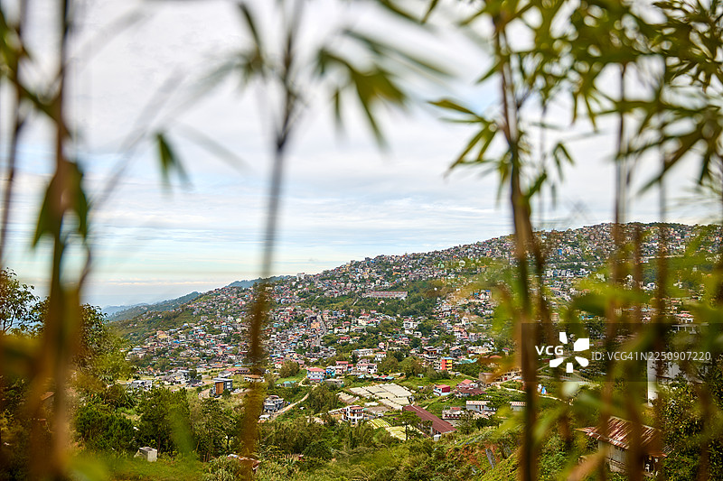 菲律宾碧瑶市的山坡城镇绵延在山坡上。图片素材