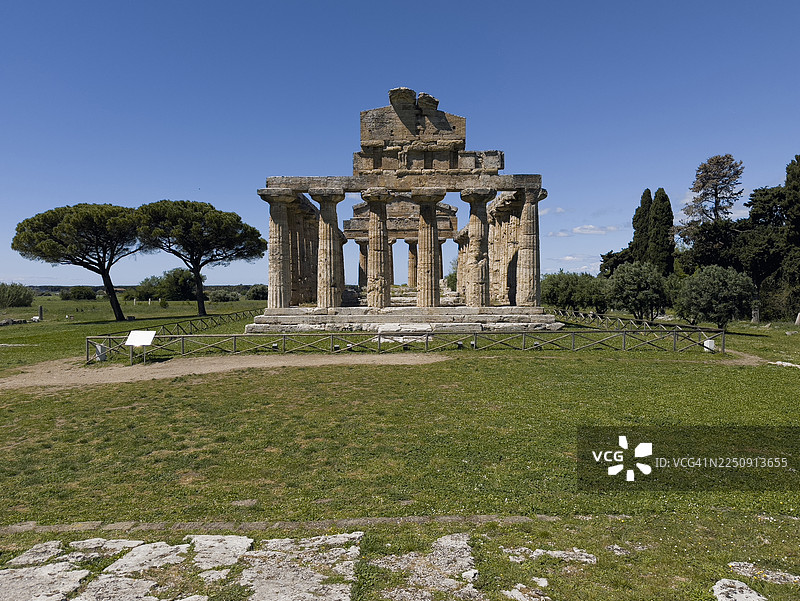 意大利帕埃斯图姆雅典娜神庙遗址，在晴朗的蓝天下图片素材