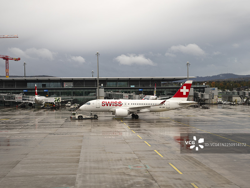 瑞士飞机在苏黎世机场图片素材