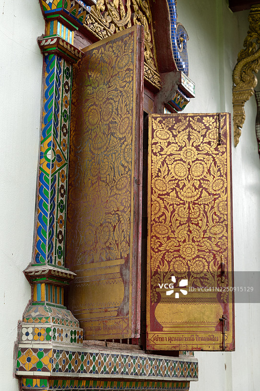 瓦特清曼寺的佛殿窗户图片素材