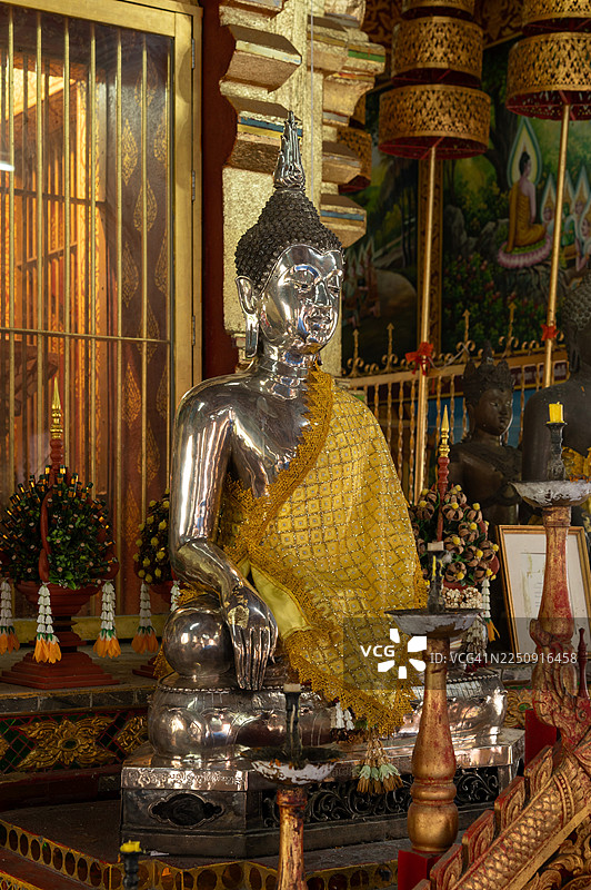瓦沧曼寺庙内的佛像图片素材