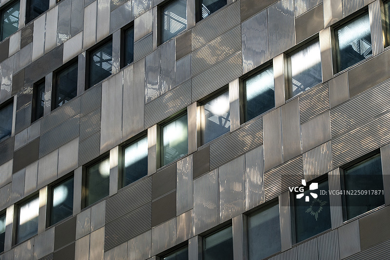 蒙彼利埃市政厅几何金属外墙反射着阳光的特写图片素材