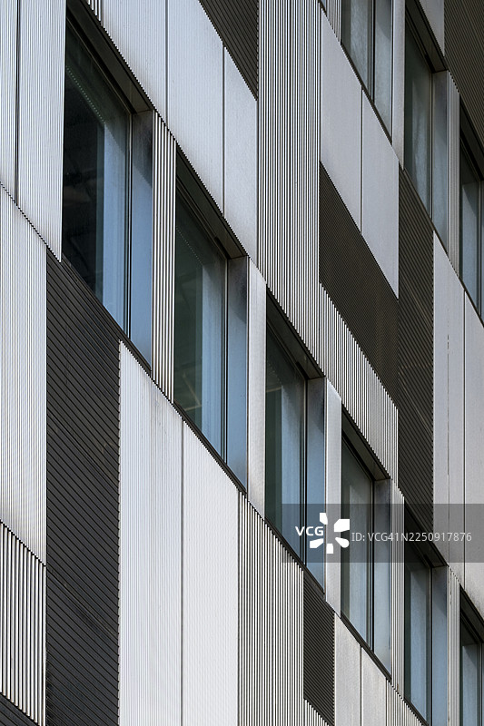 蒙彼利埃市政厅的现代建筑外观，带有垂直图案和反光表面图片素材