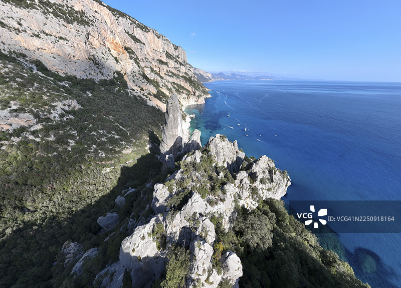 风景如画的岩石海岸,有拉古利亚尖峰的悬崖,蓝色的海和卡拉戈洛里采海滩,鸟瞰图,奥罗塞伊湾,巴乌内,撒丁岛,意大利图片素材