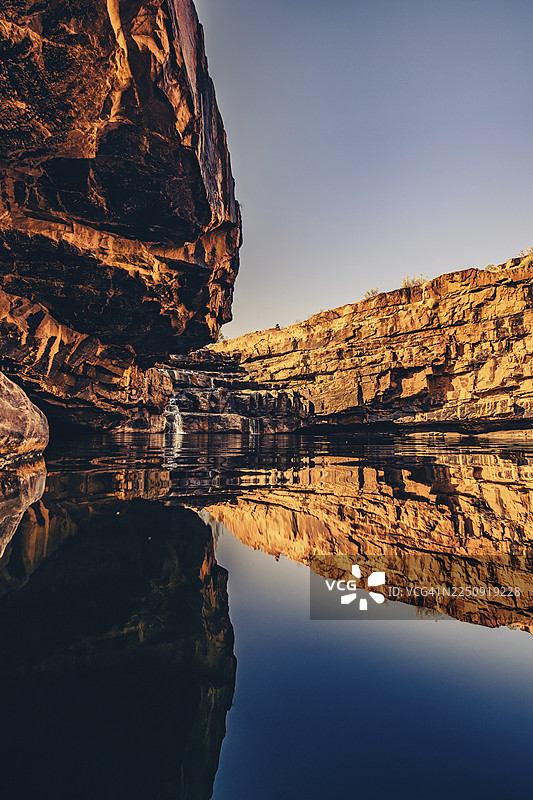 澳大利亚西北部金伯利地区的贝尔峡谷瀑布，是该地区的水体。澳大利亚内陆的日出。图片素材