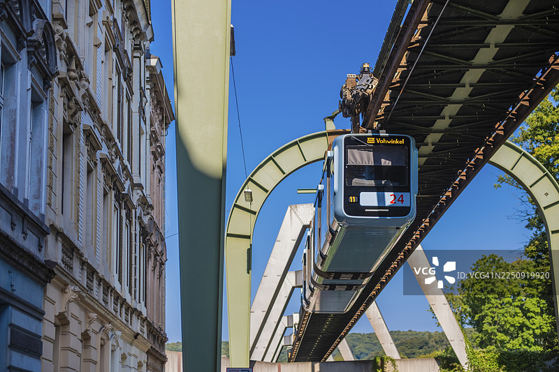 德国伍珀塔尔悬挂式列车在福沃特尔区，经过数字修复图片素材