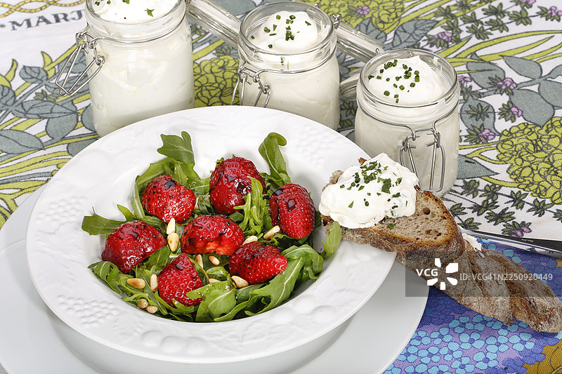 什瓦本美食，罐装Luggeles奶酪，配有草莓、松子、什瓦本奶油奶酪的芝麻菜，乳制品，素食，健康，芝麻菜，面包，细香葱，摆放在盘子里，奶奶的厨房，地方特色，家常菜，典型的什瓦本风味，烤图片素材