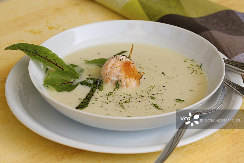 德国南部特色菜，香草酸模汤配查尔鱼，淡水鱼，盘中盛放的汤，香草，新鲜酸模，红酸模，莳萝，牙签，美味，咸味，传统美食，美食摄影，摄影棚，德国图片素材