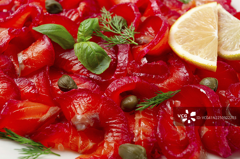 烟熏三文鱼配甜菜根，斯堪的纳维亚小吃，甜菜根烟熏三文鱼，轻腌鱼，自制，无人图片素材