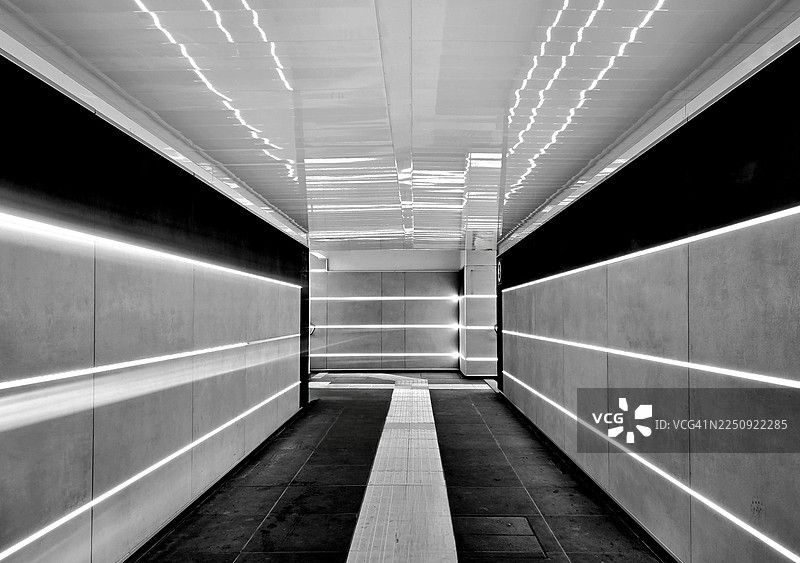 单色走廊，配备线性LED照明。图片素材