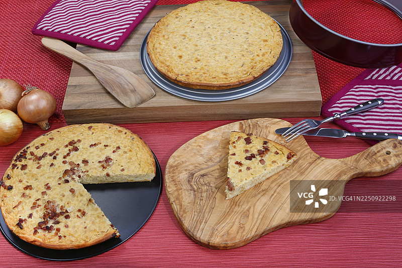 施瓦本美食，洋葱塔，素食和经典培根口味，烘焙，美味，咸味蛋糕，典型的施瓦本家常菜，烤盘，刚出炉，木铲，砧板，木板，刀，叉，餐具，隔热手套，乡村风格，蔬菜洋葱，火鸡图片素材