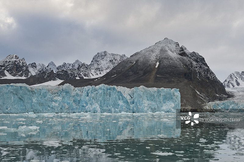 挪威斯瓦尔巴群岛和扬马延群岛斯匹次卑尔根岛伍德峡湾地区莱夫德峡湾莫纳科布林冰川边缘图片素材