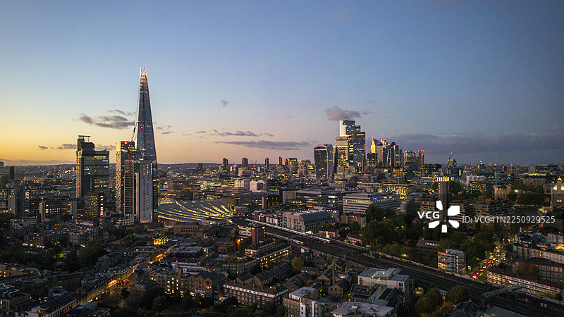 伦敦桥车站临近的伯蒙西区高空景象，有火车驶近图片素材