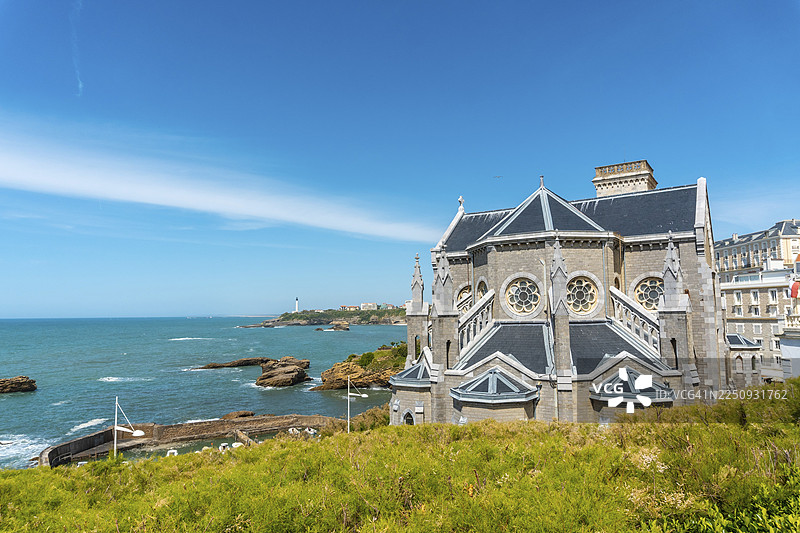 法国大西洋比利牛斯省比亚里茨市，夏日午后比亚里茨圣欧仁妮教堂。图片素材