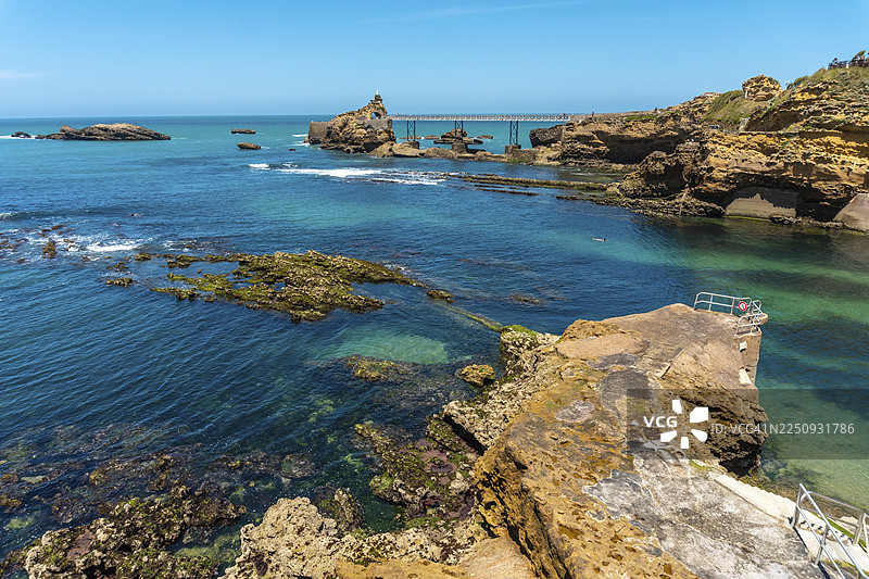 夏日午后，法国大西洋比利牛斯省比亚里茨市的旧港海滩海岸。图片素材