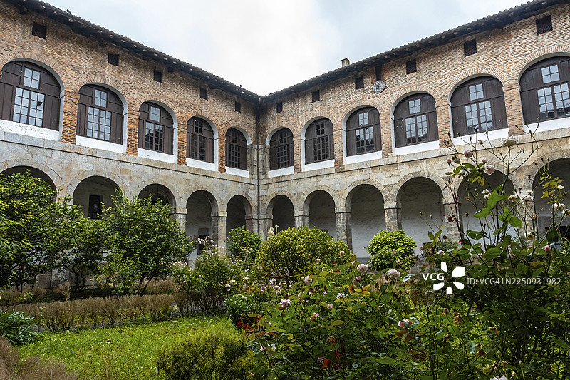 位于吉普斯夸省阿斯科伊蒂亚镇的圣克拉拉旧修道院庭院，毗邻乌罗拉河。由唐·佩德罗·德·苏阿索拉创立，位于巴斯克地区。图片素材