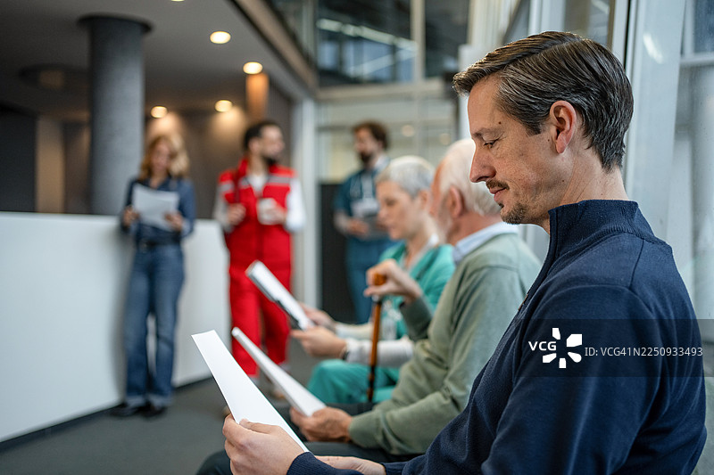 人们在医院接待区等候就诊图片素材